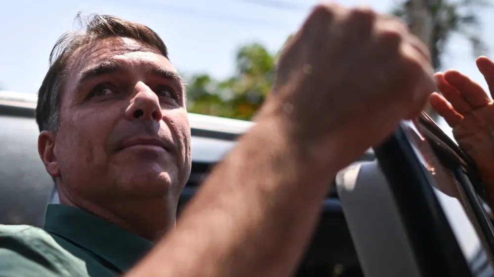 Senador Flávio Bolsonaro declara intenção de liderar oposição no Brasil