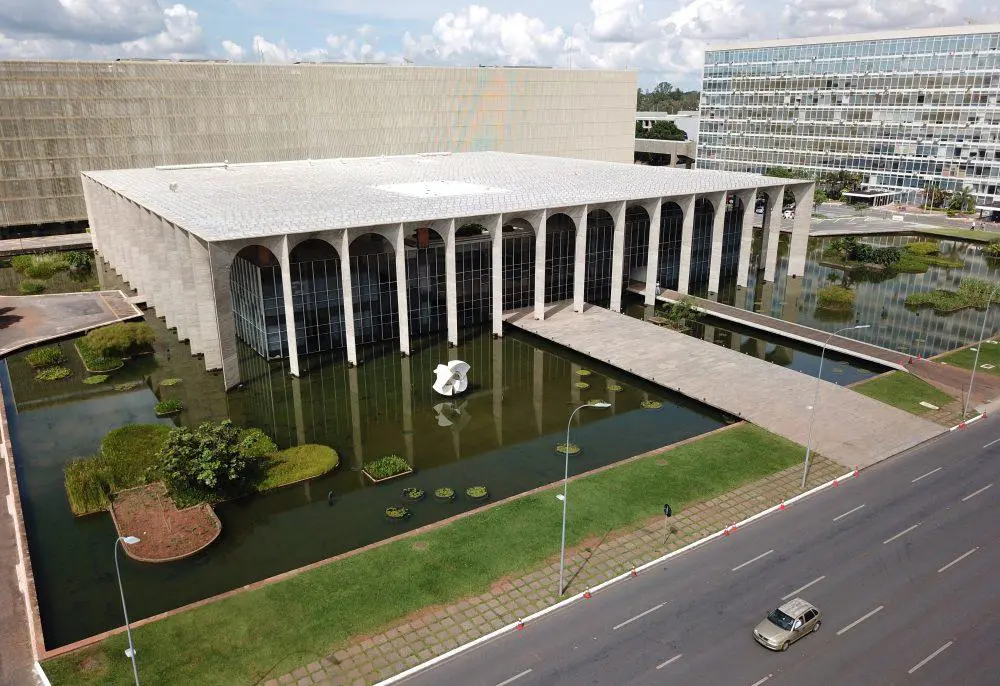 Governo federal atrasa repasses para embaixadas e consulados no exterior